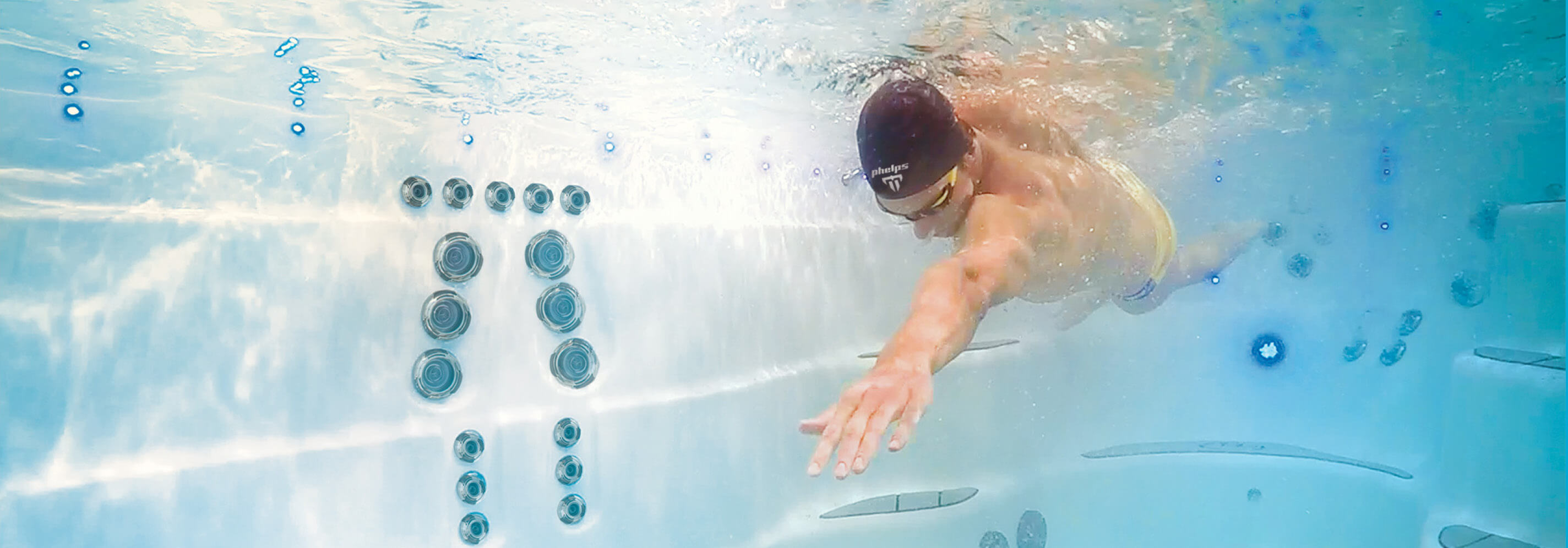 Michael Phelps nage dans un spa de natation Michael Phelps Signature Swim Spa by Master Spas