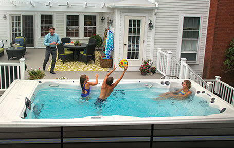 un moment en famille dans un jacuzzi