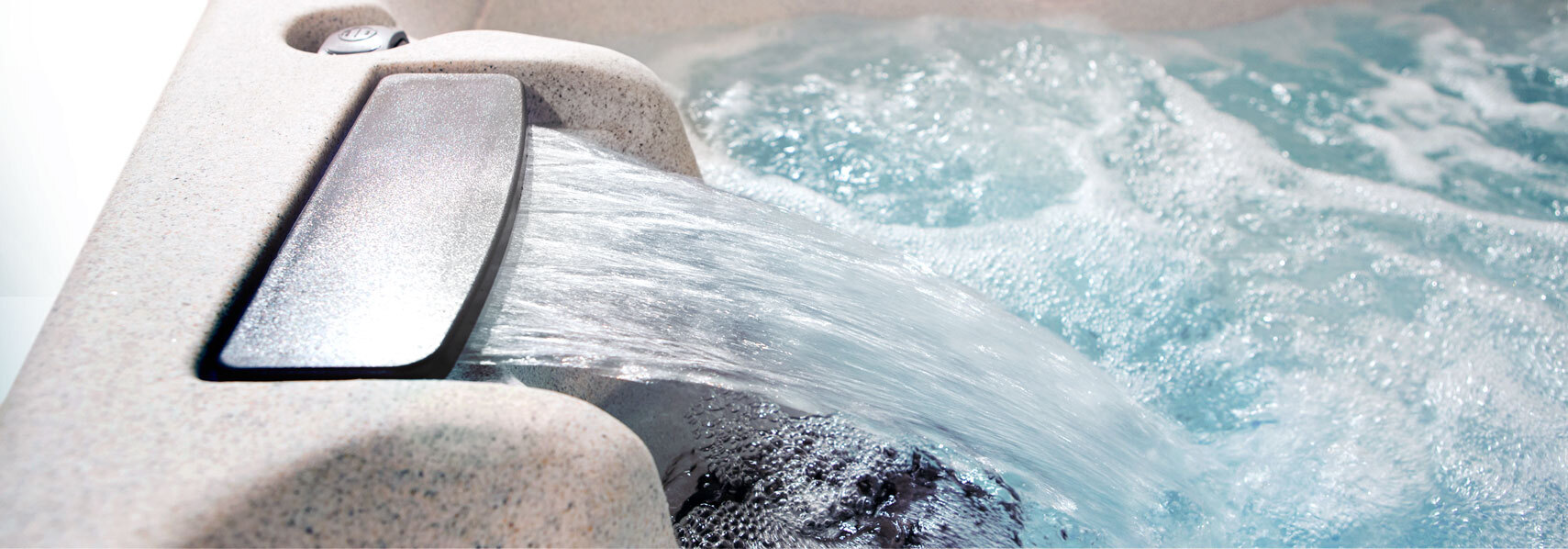 Cascade d'eau sur un jacuzzi d'escapade