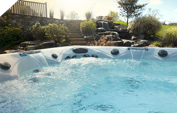 gros plan d'un bain à remous sur la terrasse d'un jardin