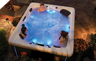 Les lumières LED créent l'ambiance pour une expérience relaxante dans le spa.
